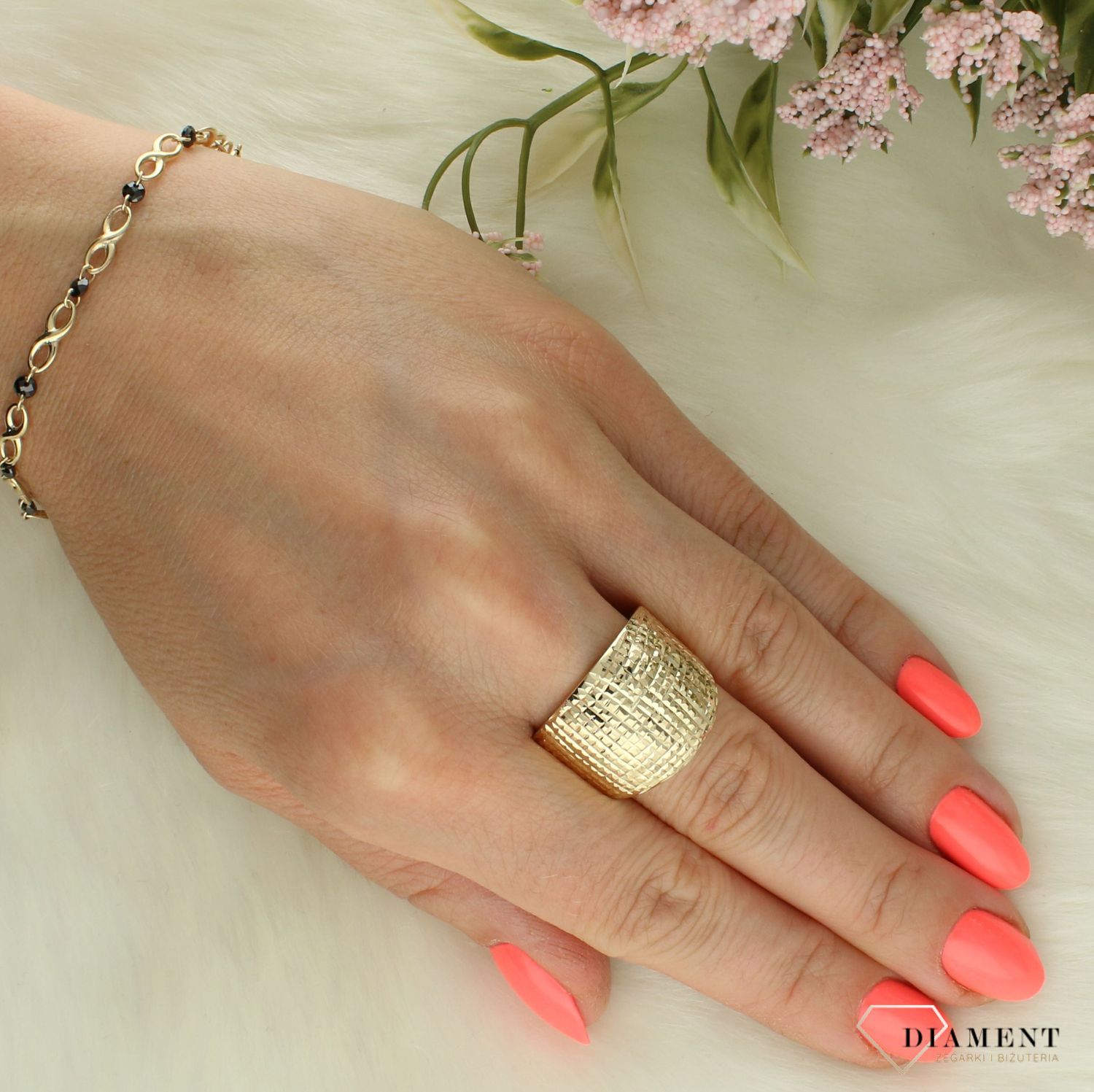 Złoty pierścionek damski 585 szeroki frezowany rozmiar 20 PI 5953 585. Złoty pierścionek damski. Złoty pierścionek grawerowany. Pierścionek złoty zaręczynowy. Pierścionek złoty próby 585. Złoty pierścionek na prezent dla kobiety (4).jpg